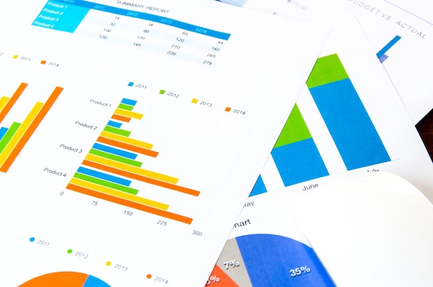 Foto diagramas y gráficos financieros en la mesa