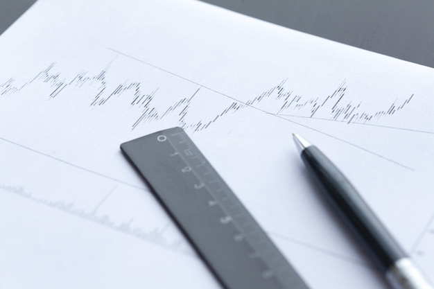 Diagramm auf Papier mit Büromaterial