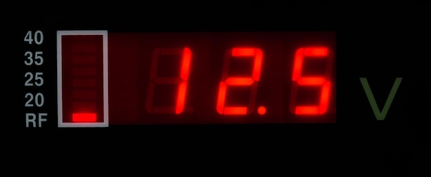 Foto el dial indica un voltímetro digital de 125 voltios rojo