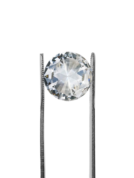 Diamant im Brillantschliff, der von einer Pinzette gehalten wird
