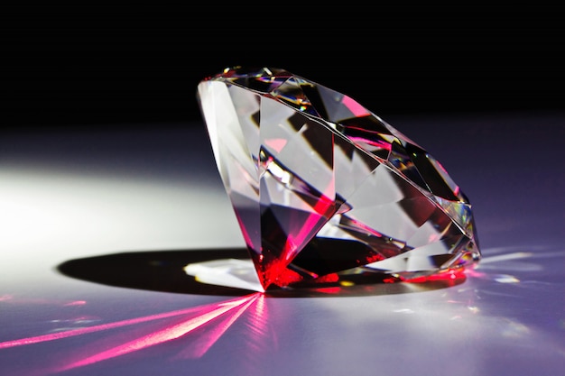 Diamant und roter Laser