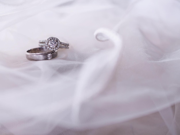 Diamant-Verlobungsringe auf Brautschleier Hochzeitsaccessoires Valentinstag und Hochzeitstag-Konzept