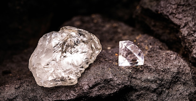 Diamante cortado en diamante en bruto en la mina de carbón, concepto de piedra rara que se extrae, riqueza mineral