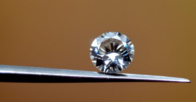 diamante de corte brillante sostenido por pinzas