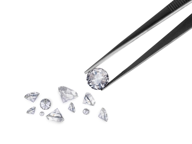 Diamante de lapidação brilhante segurado por pinças