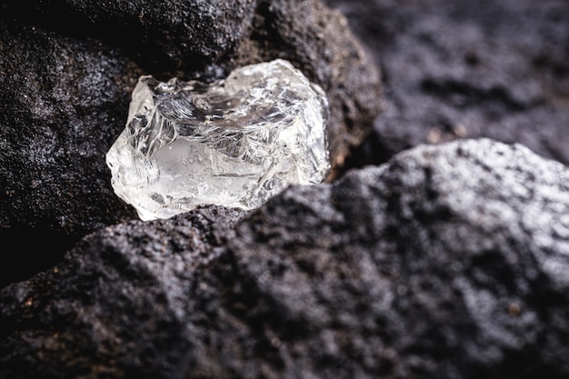 Diamante em bruto, cristal em uma forma alotrópica de carbono, gema não lapidada, conceito de luxo ou riqueza
