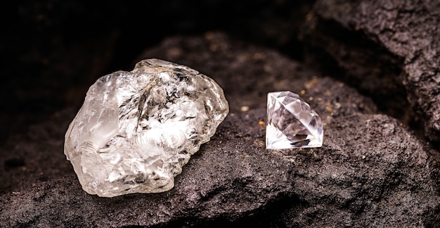 Diamante lapidado em diamante bruto em mina de carvão, conceito de pedra rara sendo extraída, riqueza mineral