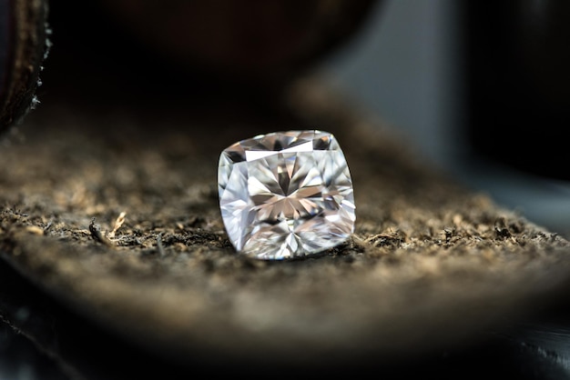 Un diamante se sienta en un cuero