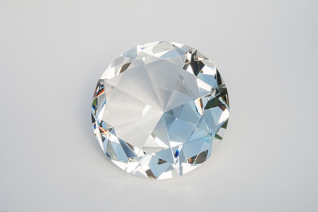 Diamante de vidrio aislado