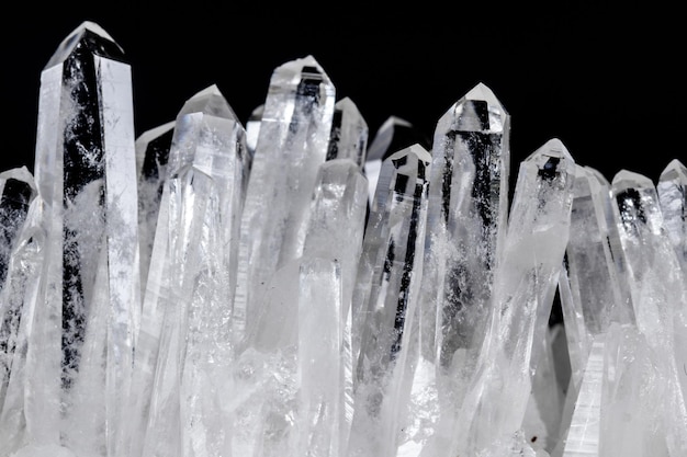 Diamantes de imitación de piedra mineral macro en cristales sobre un fondo negro