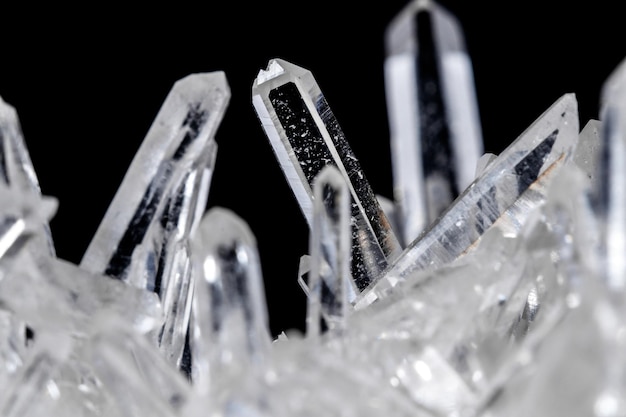 Diamantes de imitación de piedra mineral macro en cristales sobre un fondo negro