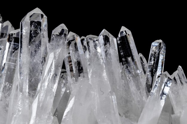 Diamantes de imitación de piedra mineral macro en cristales sobre un fondo negro