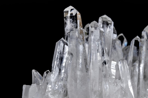 Diamantes de imitación de piedra mineral macro en cristales sobre un fondo negro