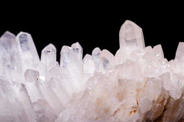 Diamantes de imitación de piedra mineral macro en cristales sobre un fondo negro