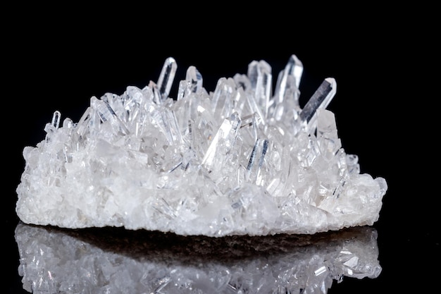 Diamantes de imitación de piedra mineral macro en cristales sobre un fondo negro