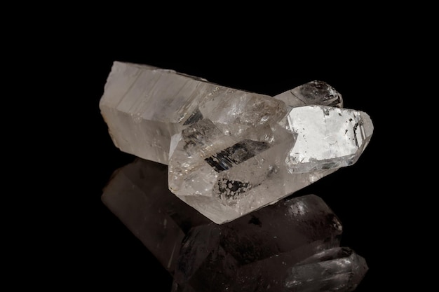 Diamantes de imitación de piedra mineral macro sobre un fondo negro