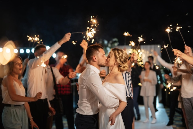 Diamantes no casamento dos noivos nas mãos de convidados alegres