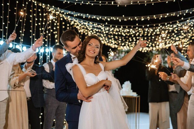 Diamantes no casamento dos noivos nas mãos de convidados alegres