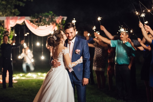 Diamantes no casamento dos noivos nas mãos de convidados alegres