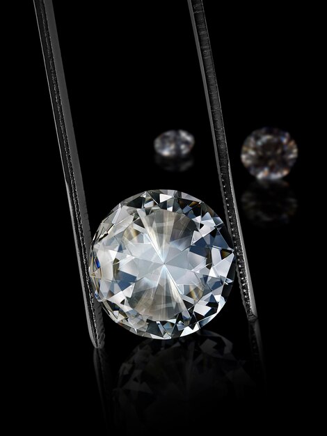 Diamantes selecionados no grampo de pedras preciosas para fazer joias