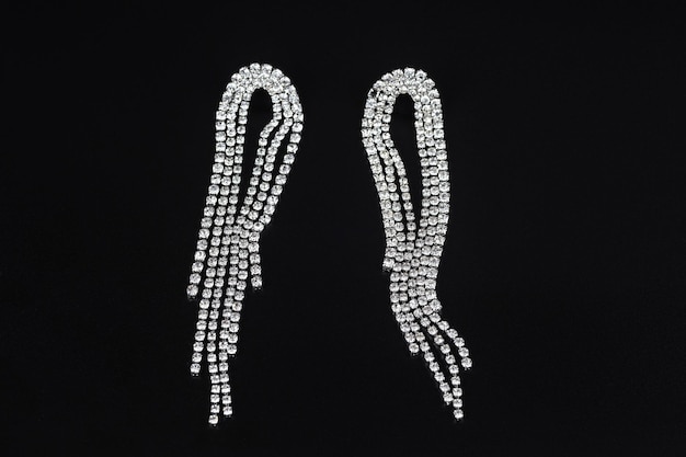 Diamantohrringe Schmuck Luxus Silber- und Goldohrringe mit Diamanten Saphiren auf schwarzem Hintergrund