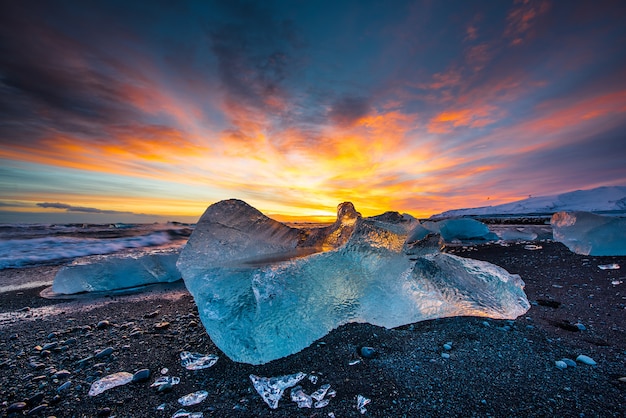 Diamantschwarzer Sandstrand bei Sonnenuntergang in Island