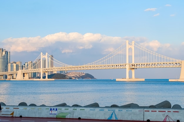 Foto diamond bridge (puente gwangan) fachada en busan, corea.