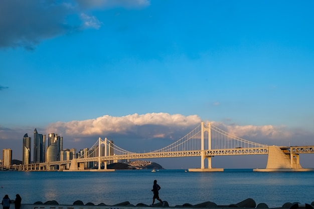 Diamond Bridge (Puente Gwangan) fachada en Busan, Corea.