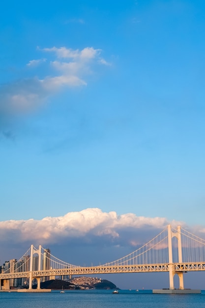 Diamond Bridge (Puente Gwangan) fachada en Busan, Corea.