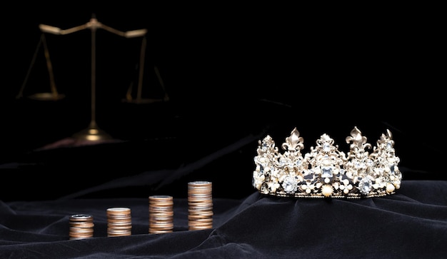 Diamond Crown of Miss Beauty Queen Pageant Contest and Scale Justice Balance Hammer mit Stack Coin Money Investment Konzept von Fairness und Unfair im Pageant Contest Business Copy Space