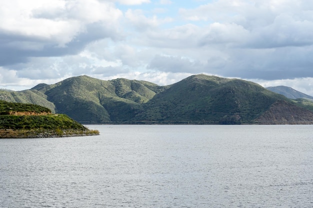 Diamond Valley Lake während des Wolkentages. Einer der größten Stauseen in Südkalifornien. VEREINIGTE STAATEN VON AMERIKA.