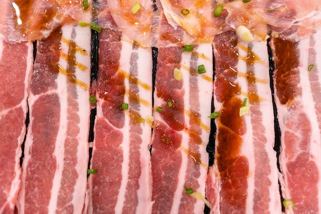 Foto diapositiva de cerdo cruda fresca con salsa en restaurante