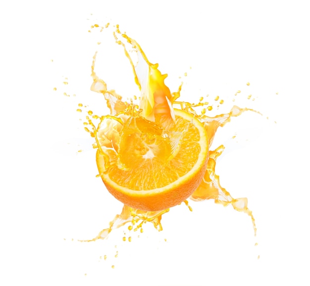 Diapositivo fresco de metade de fruta laranja madura com respingos de água de suco de laranja isolado no fundo branco