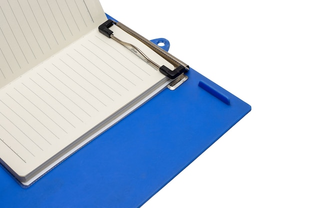 Un diario abierto en un portapapeles antiguo azul con espacio de copia