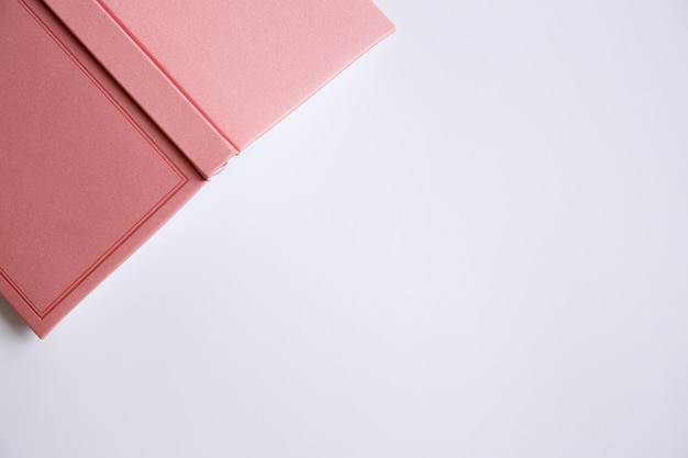Diario de cuaderno rosa o libro sobre papel