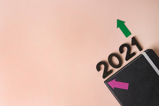 Diário de ano novo de 2021 na superfície rosa