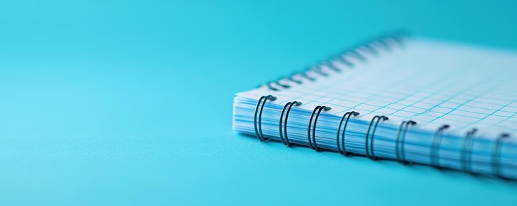 Diario para el manejo del dolor crónico Closeup de notas diarias con espacio de copia para el texto