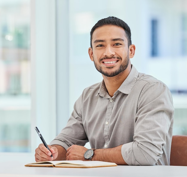 Diario de mi semana de trabajo Captura de un joven empresario tomando notas en su cuaderno