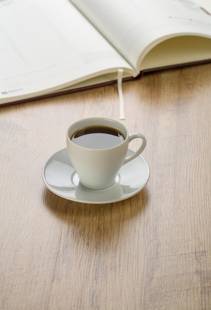 Diario con taza de café