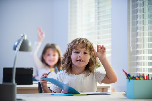 Dias de volta às aulas escolares, aulas felizes crianças do ensino fundamental no dia do conhecimento em sala de aula