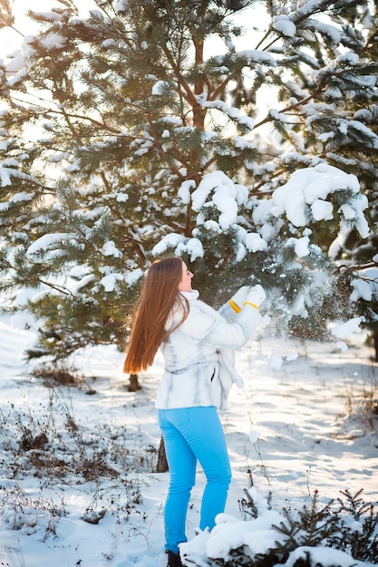 Días festivos Navidad invierno Mujer de vacaciones caminando al aire libre