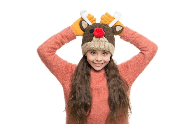 Días fríos. sombrero divertido de punto favorito. infancia activa y saludable. sintiéndose acogedor y cálido. moda de prendas de punto para niños. niño feliz aislado en blanco. di no al frío del invierno. divertida niña con sombrero.