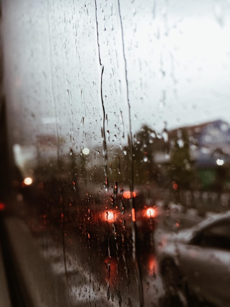 Foto días lluviosos en la carretera rocío en la ventana del coche