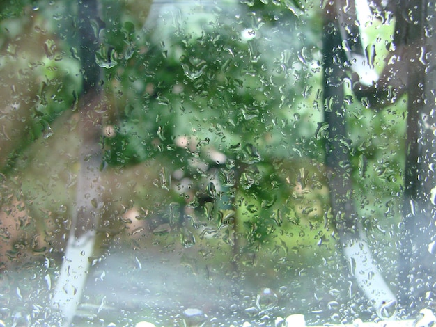 Días lluviosos gotas de lluvia en la superficie de la ventana