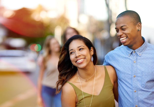 Los días más dulces del amor Foto de dos parejas jóvenes felices dando un paseo por la ciudad