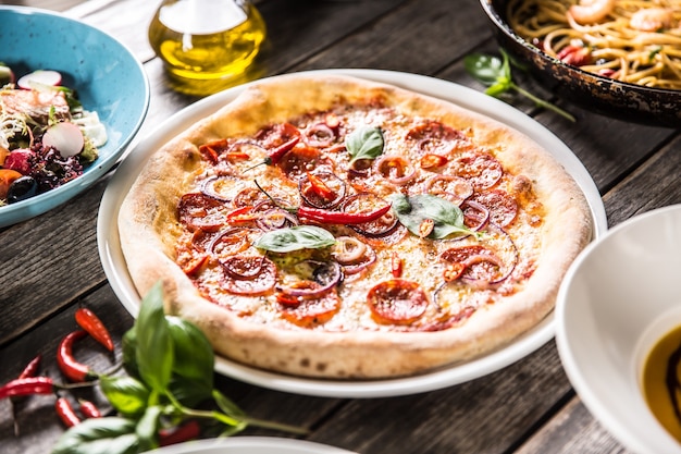 Diavola de salame de pizza com manjericão de cebola vermelha e pimenta malagueta.