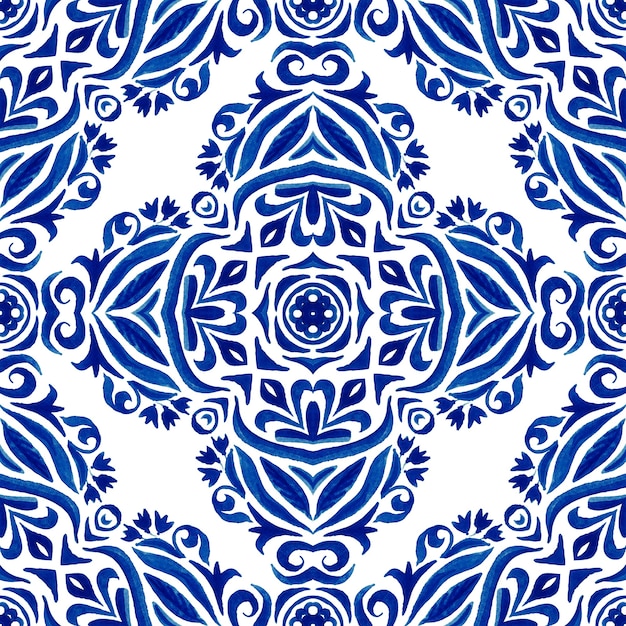 Dibujado a mano acuarela patrón decorativo sobre un fondo blanco. Damasco ornamental floral azul. Se puede utilizar como tarjeta de Navidad o como fondo, telas y baldosas de cerámica, vajilla.