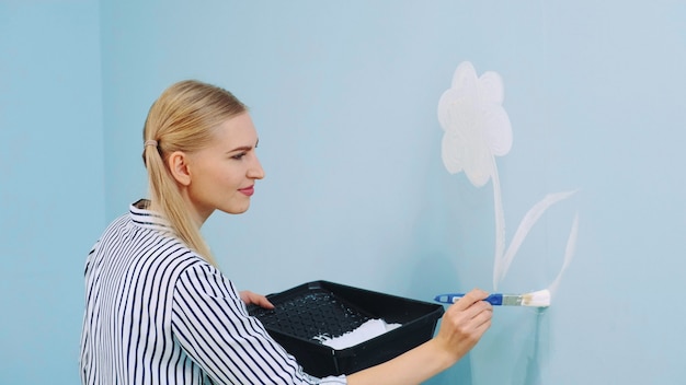 Dibujando una flor en la pared.