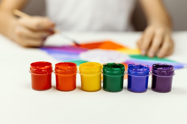 Dibujar en los colores del arcoíris