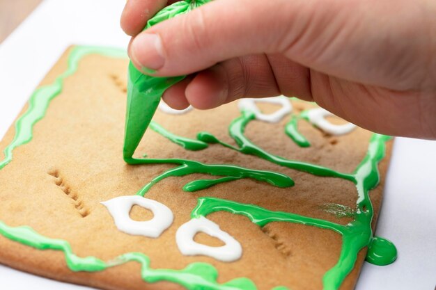 Dibujar con glaseado de crema en una clase maestra de pan de jengibre